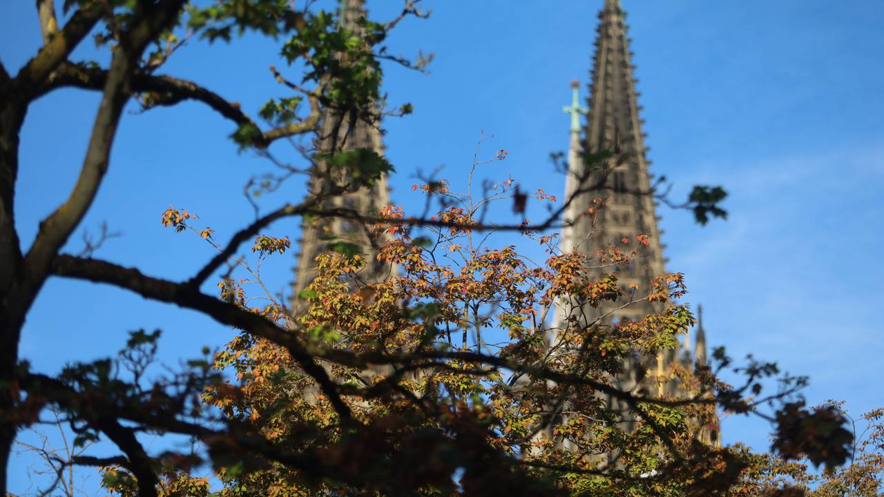Blauer Himmel über Köln