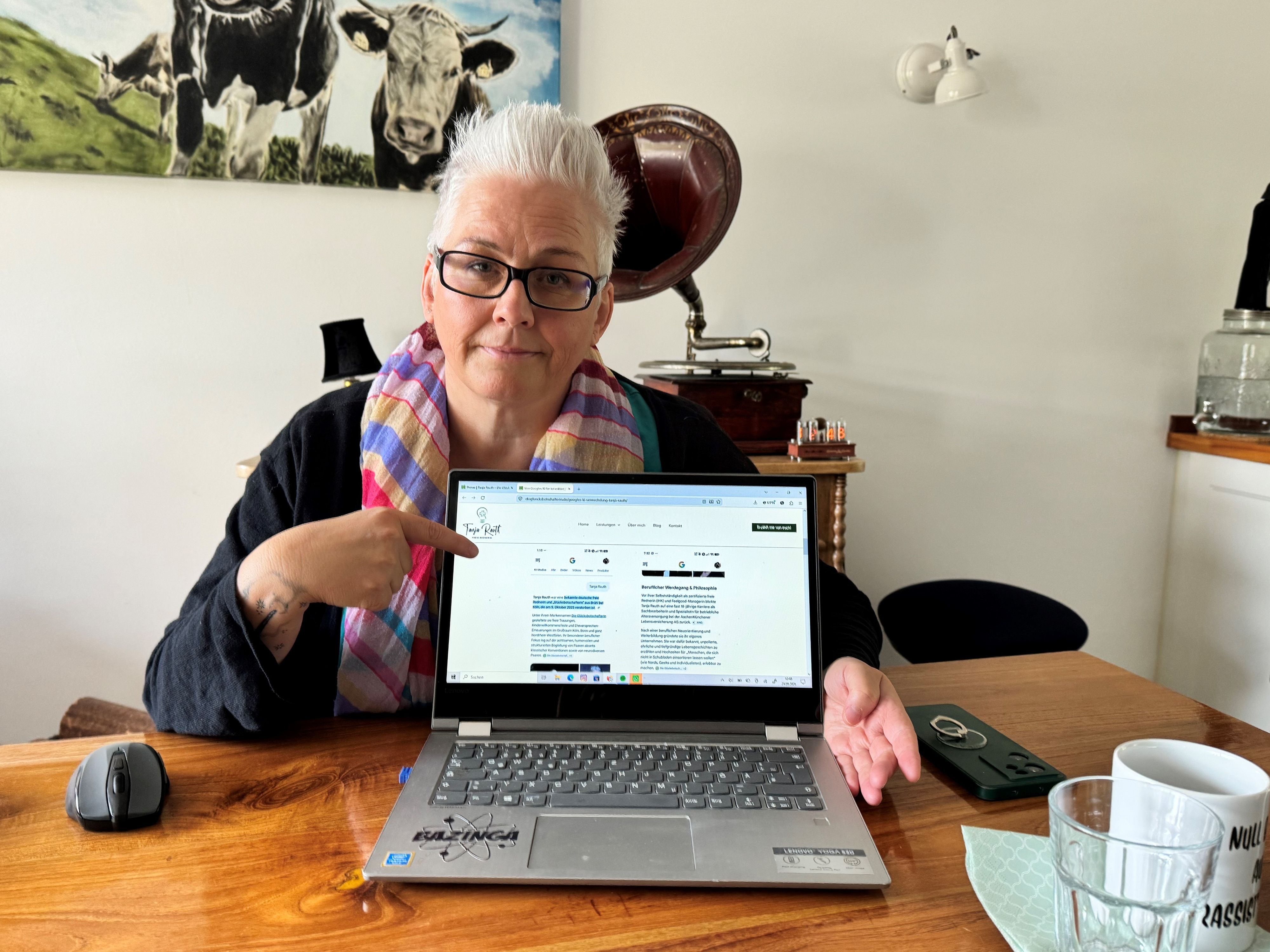 Tanja Rauth (54) ist Traurednerin und sitzt an ihrem Laptop.