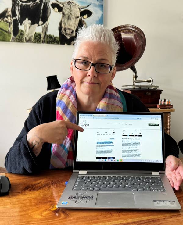 Tanja Rauth (54) ist Traurednerin und sitzt an ihrem Laptop.
