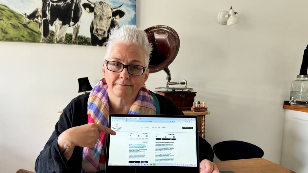 Tanja Rauth (54) ist Traurednerin und sitzt an ihrem Laptop.