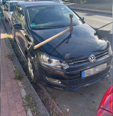 Spitzhacke in der Motorhaube: Die Polizei sucht Zeugen.