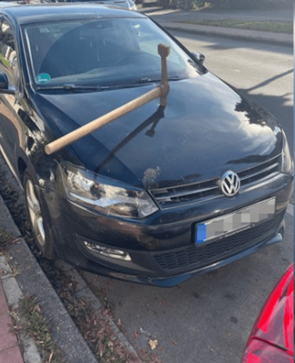 Spitzhacke in der Motorhaube: Die Polizei sucht Zeugen.