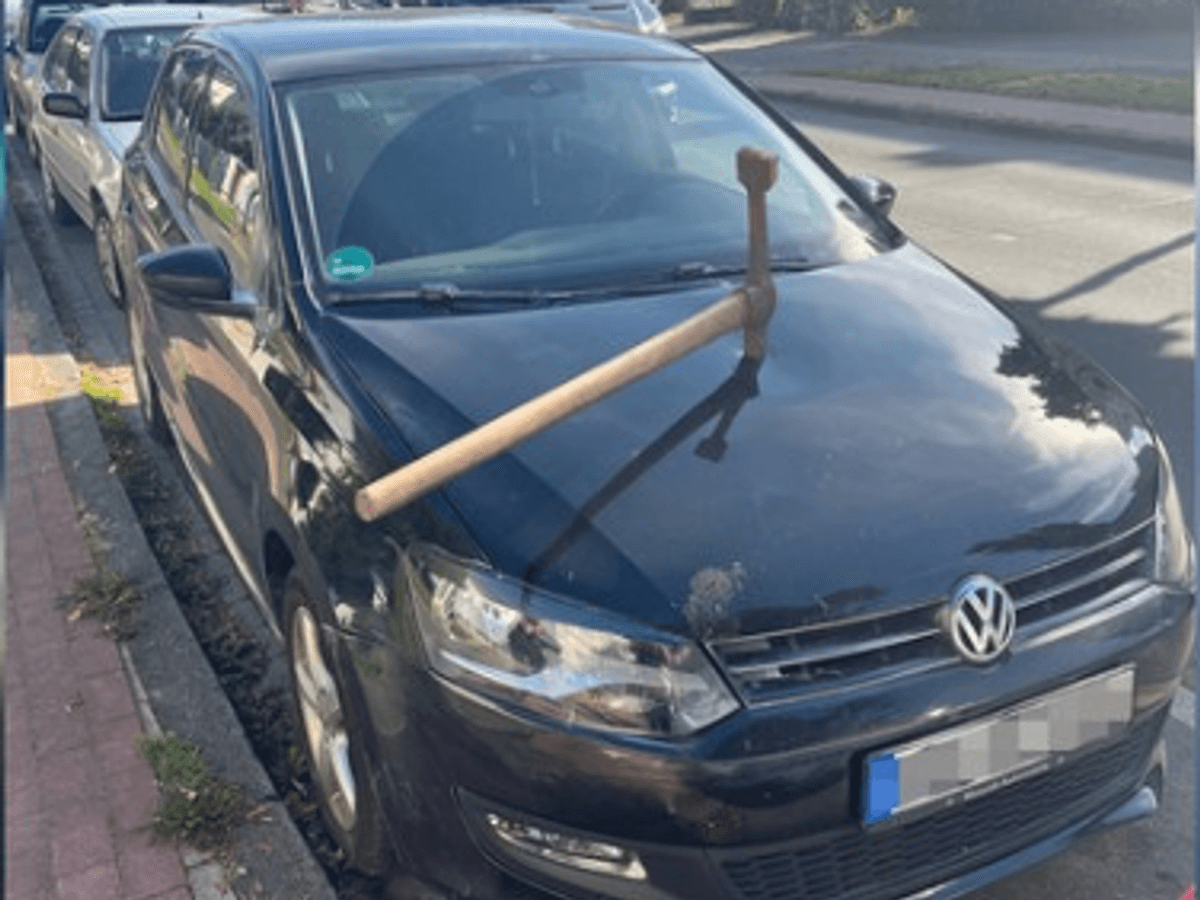Spitzhacke in der Motorhaube: Die Polizei sucht Zeugen.