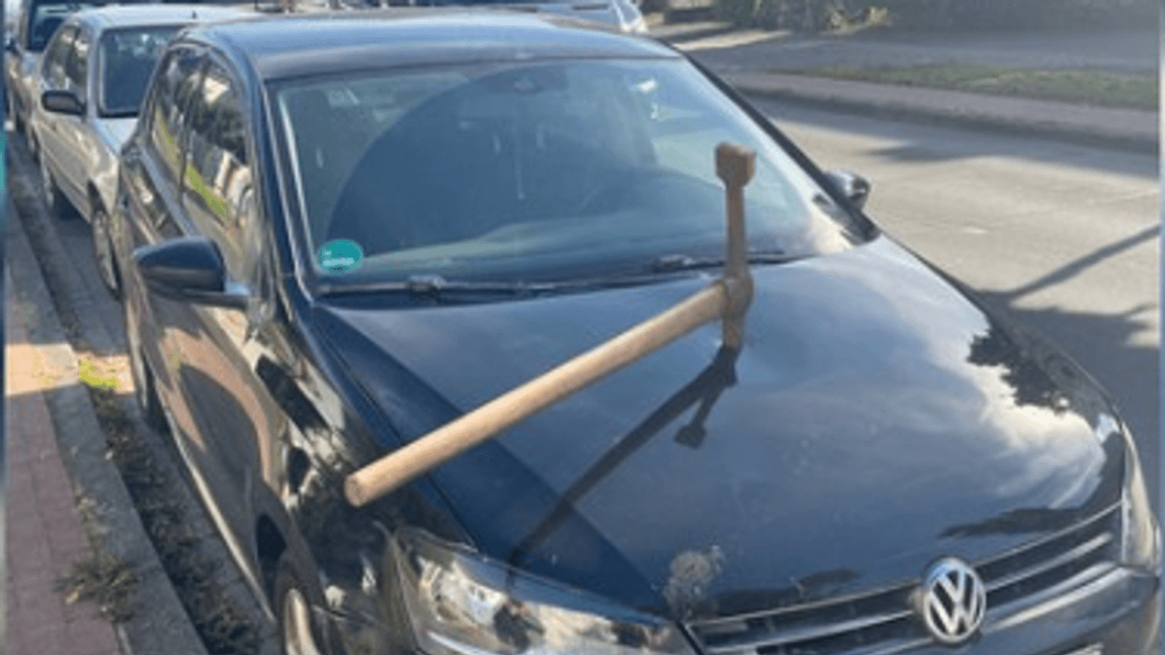 Spitzhacke in der Motorhaube: Die Polizei sucht Zeugen.