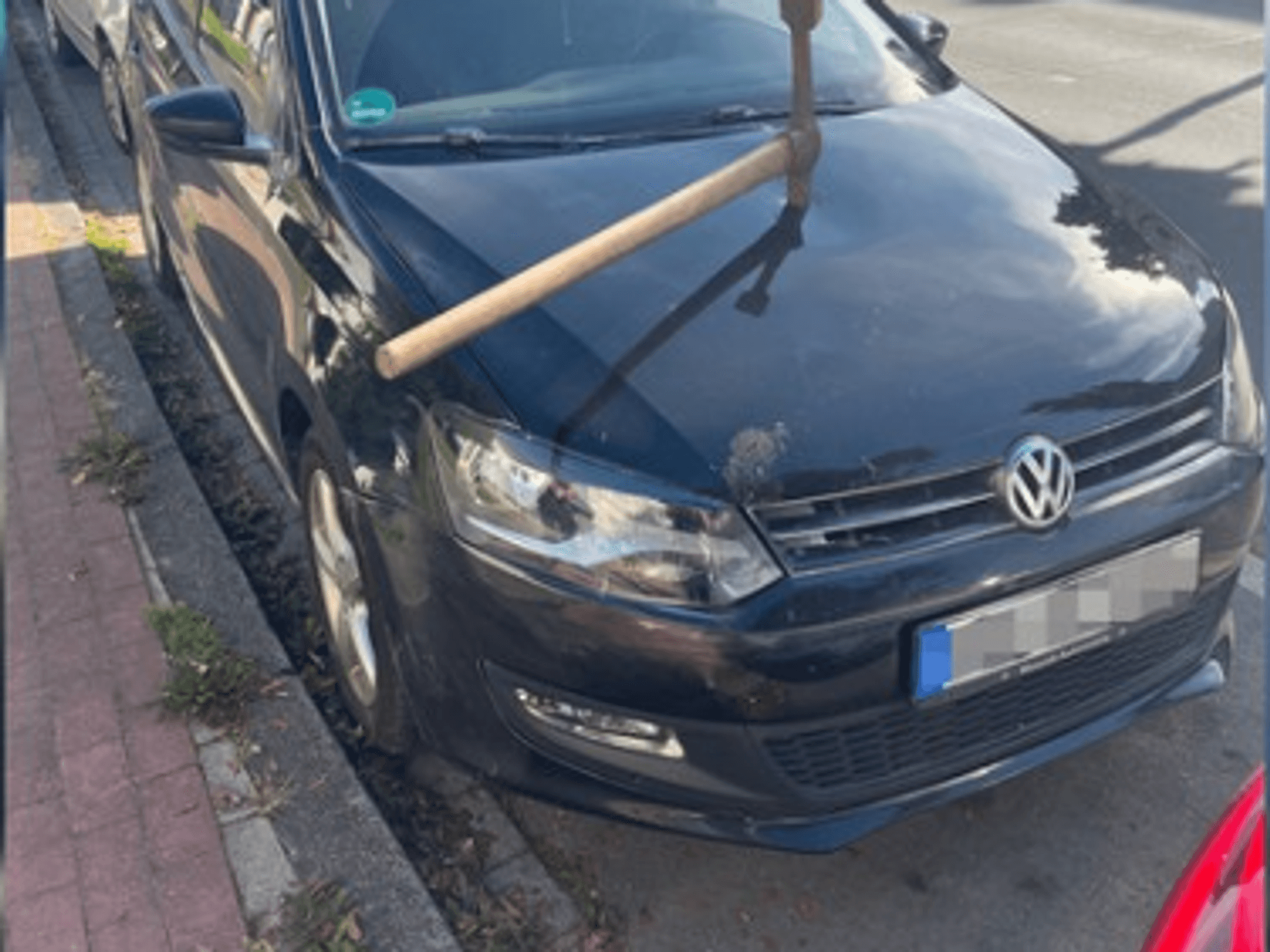 Spitzhacke in der Motorhaube: Die Polizei sucht Zeugen.