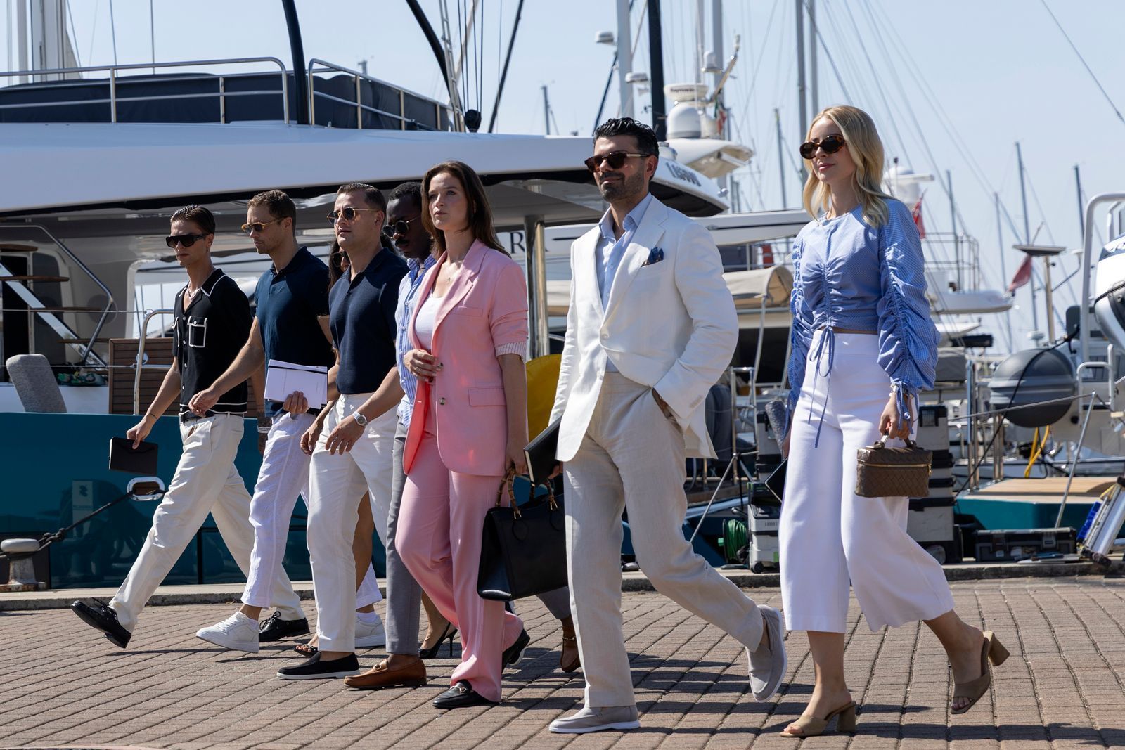 Acht „Talents“ wollen sich in Monaco beweisen. Von links: Tim Rasch, Randolf Cubin, Meltem Tasan, David Ohligschläger, Néhémie Wagne, Sophia Fellner, Tarik Oguz und Jolyn Walter. (Bild: 2026 The Walt Disney Company)
