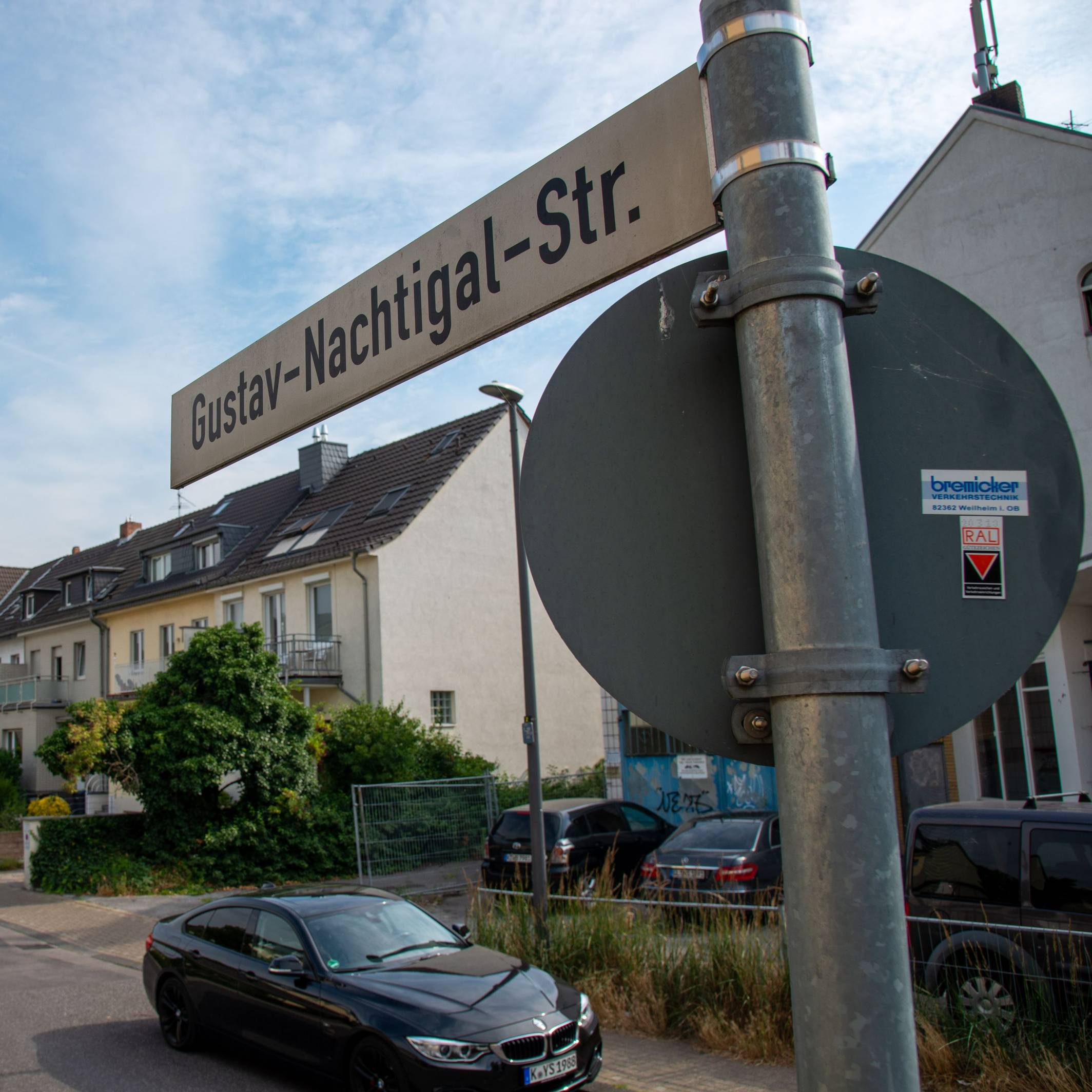 Die Gustav-Nachtigal-Straße in Nippes trägt nun offiziell den Namen Manga-Bell-Straße.