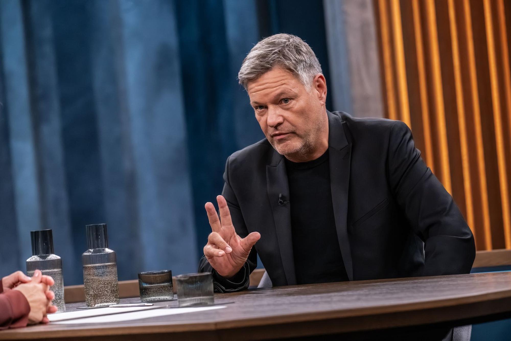 Robert Habeck sieht Parallelen zwischen der jetzigen Bundesregierung und dem Vorgängerkabinett unter Olaf Scholz. (Bild: ARD/Claudius Pflug)