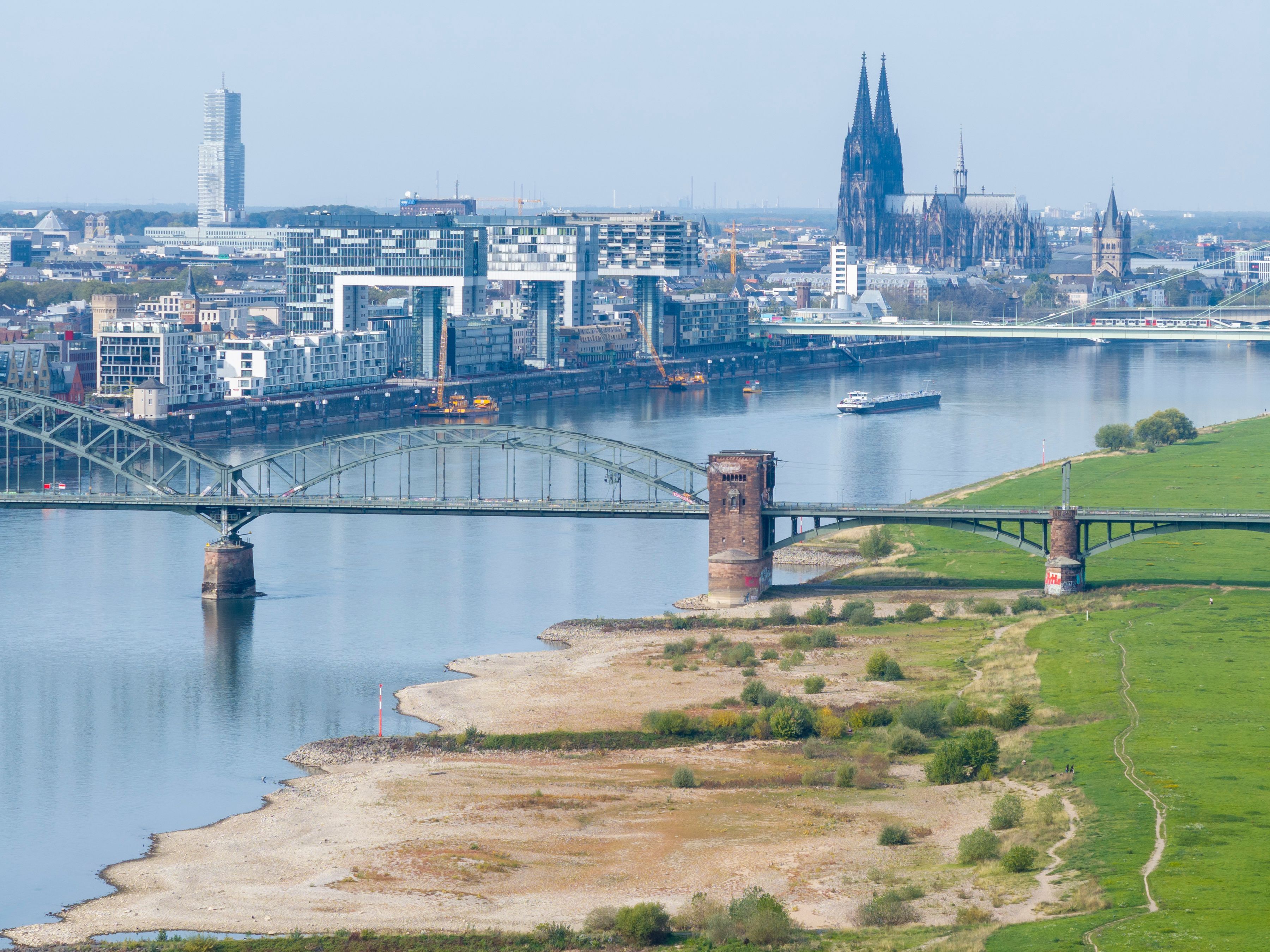 Blick auf Köln und den Rhein: Das Herbst bleibt voerst mild im Rheinland.