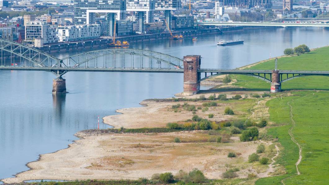 Blick auf Köln und den Rhein: Das Herbst bleibt voerst mild im Rheinland.