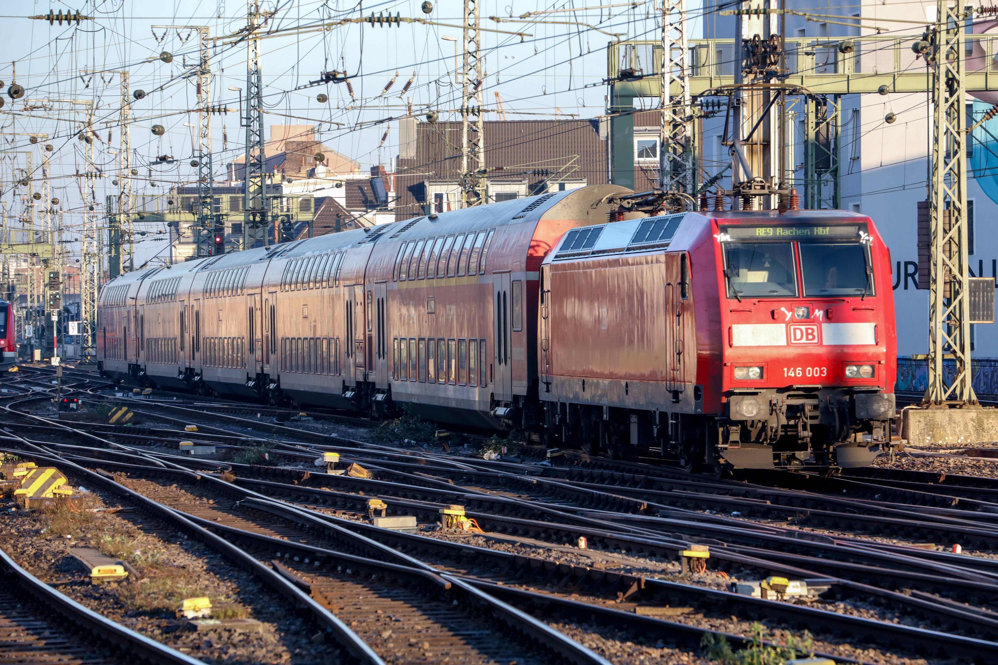 Ein Regionalexpress der Linie RE9 am Hauptbahnhof in Köln. (Archivbild)
