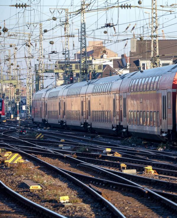 Ein Regionalexpress der Linie RE9 am Hauptbahnhof in Köln. (Archivbild)