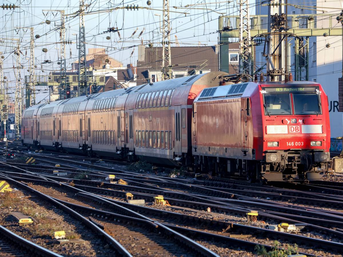 Ein Regionalexpress der Linie RE9 am Hauptbahnhof in Köln. (Archivbild)