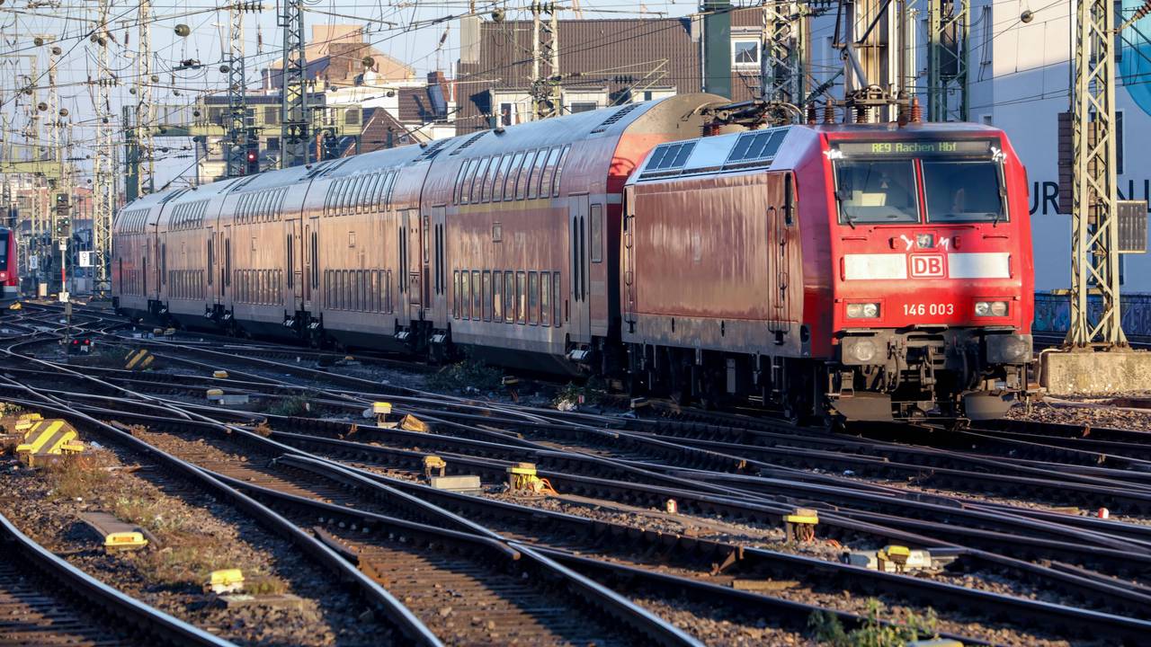 Ein Regionalexpress der Linie RE9 am Hauptbahnhof in Köln. (Archivbild)