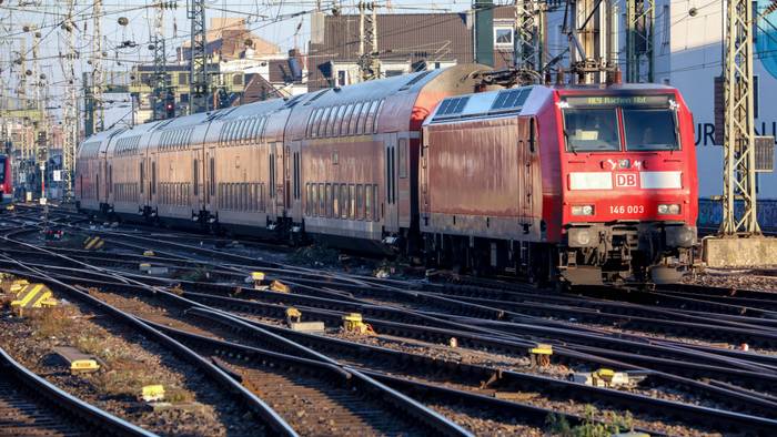 Ein Regionalexpress der Linie RE9 am Hauptbahnhof in Köln. (Archivbild)
