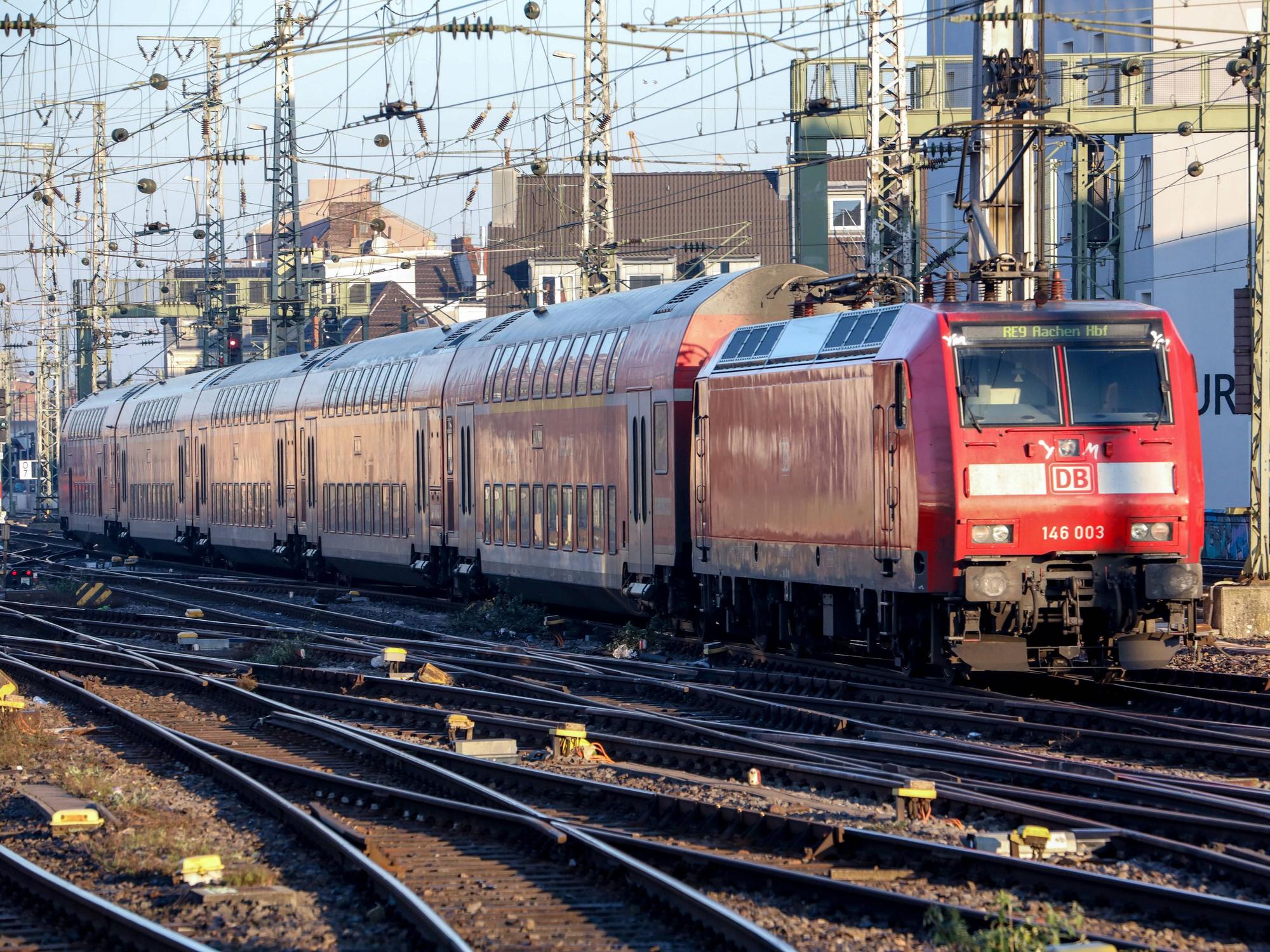 Ein Regionalexpress der Linie RE9 am Hauptbahnhof in Köln. (Archivbild)