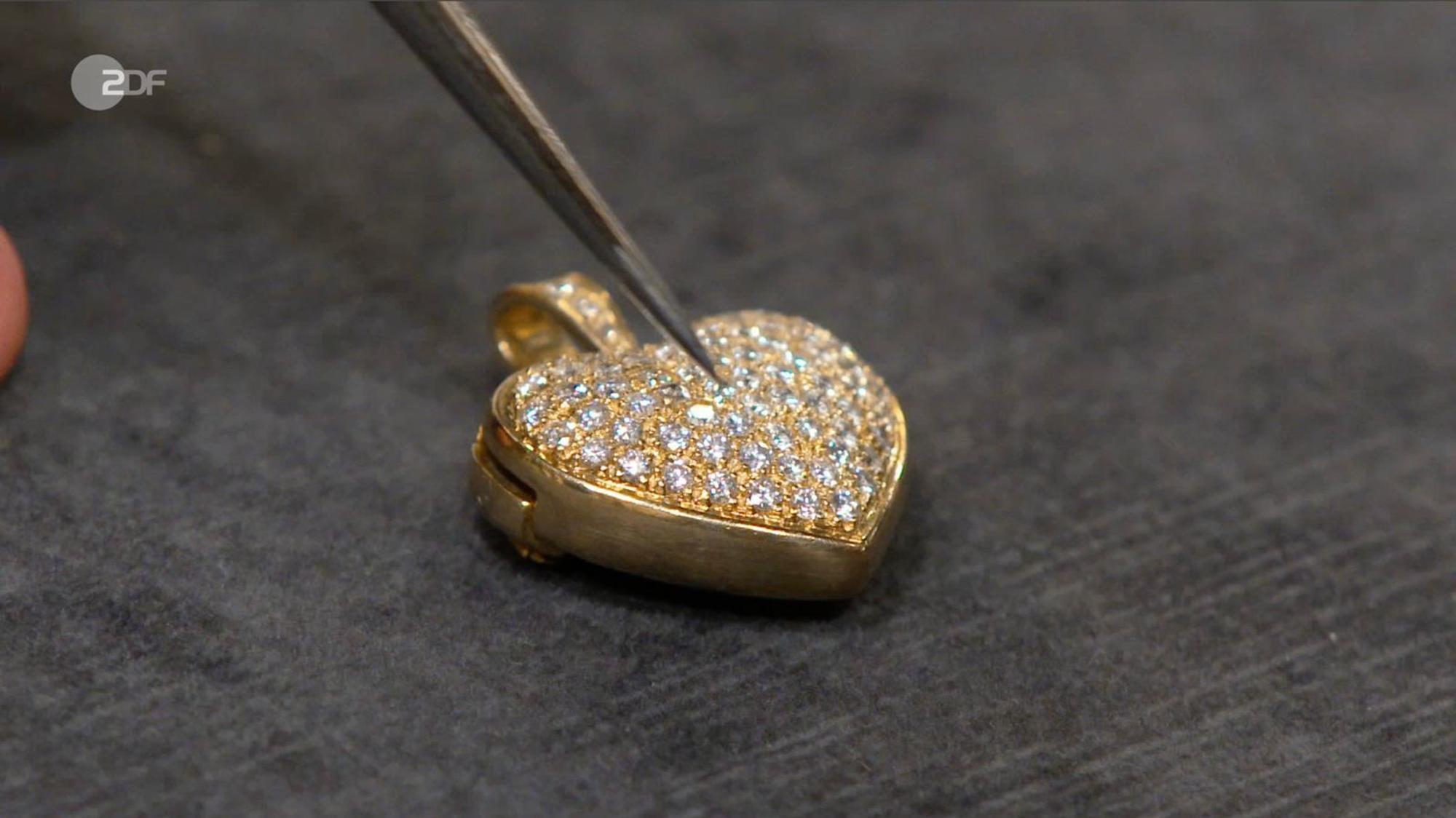 Ein Herz aus 750er Gold mit Diamanten stammte laut Heide Rezepa-Zabel von einem anderen Schmuckstück und diente dort wohl als Verschluss. Für den umgearbeiteten Anhänger von 1970 bis 1990 wurden 1.200 Euro gewünscht, 1.700 bis 2.000 Euro taxiert und von Elke Velten 1.500 Euro gezahlt. (Bild: ZDF)