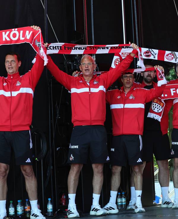 Freude bei der Saisoneröffnung auf den Vorwiesen des Stadions.