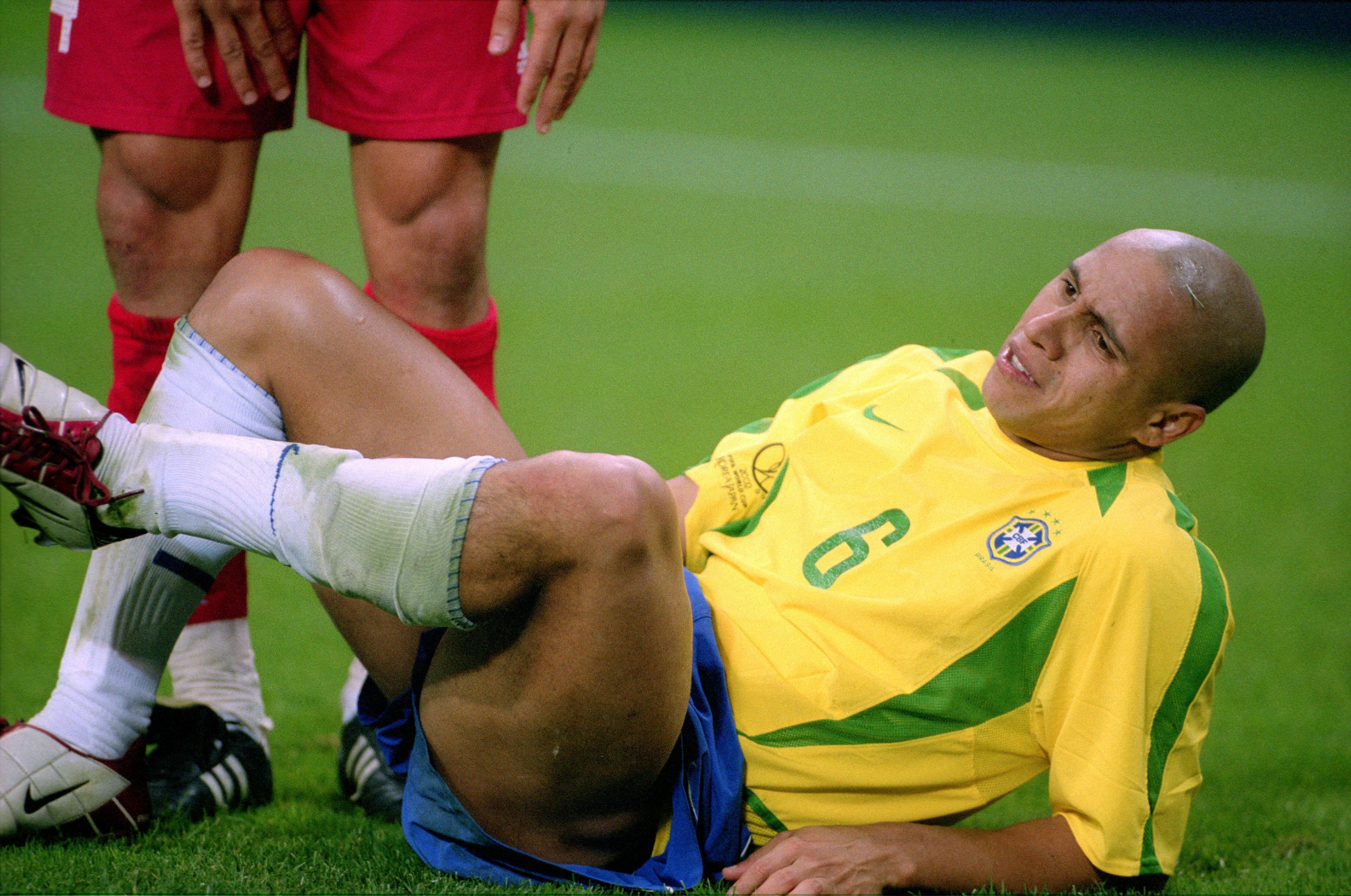 Roberto Carlos liegt am Boden.