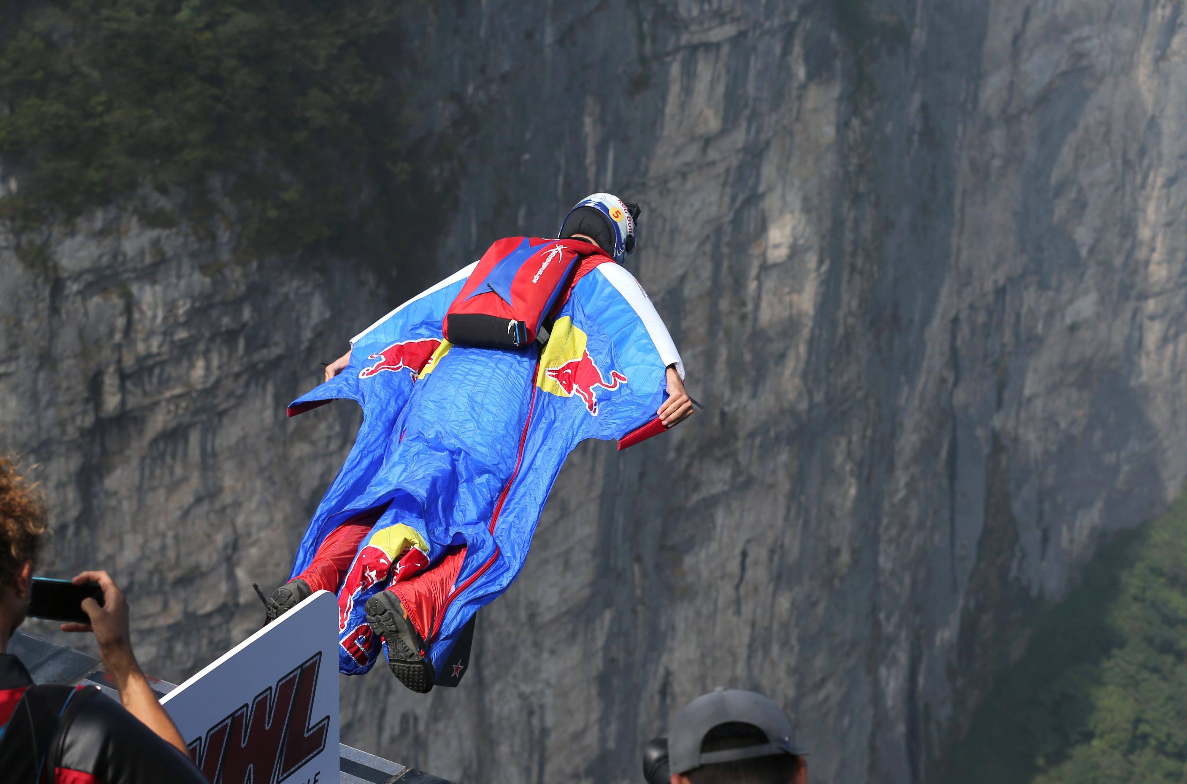Ein Wingsuit-Flieger springt von einer hohen Stelle.