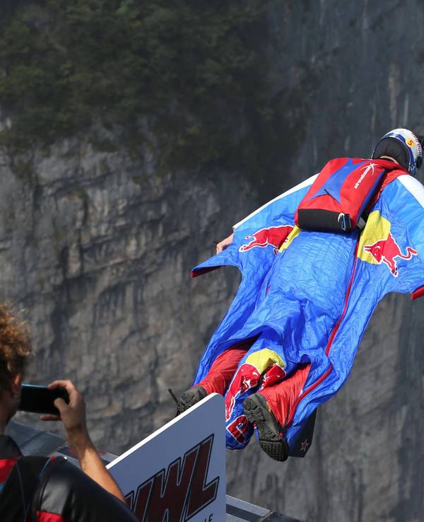Ein Wingsuit-Flieger springt von einer hohen Stelle.