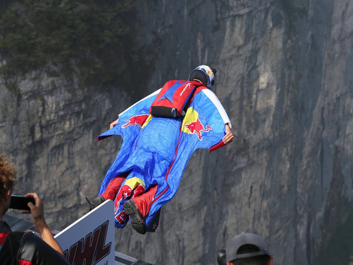 Ein Wingsuit-Flieger springt von einer hohen Stelle.
