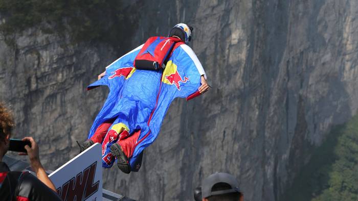 Ein Wingsuit-Flieger springt von einer hohen Stelle.