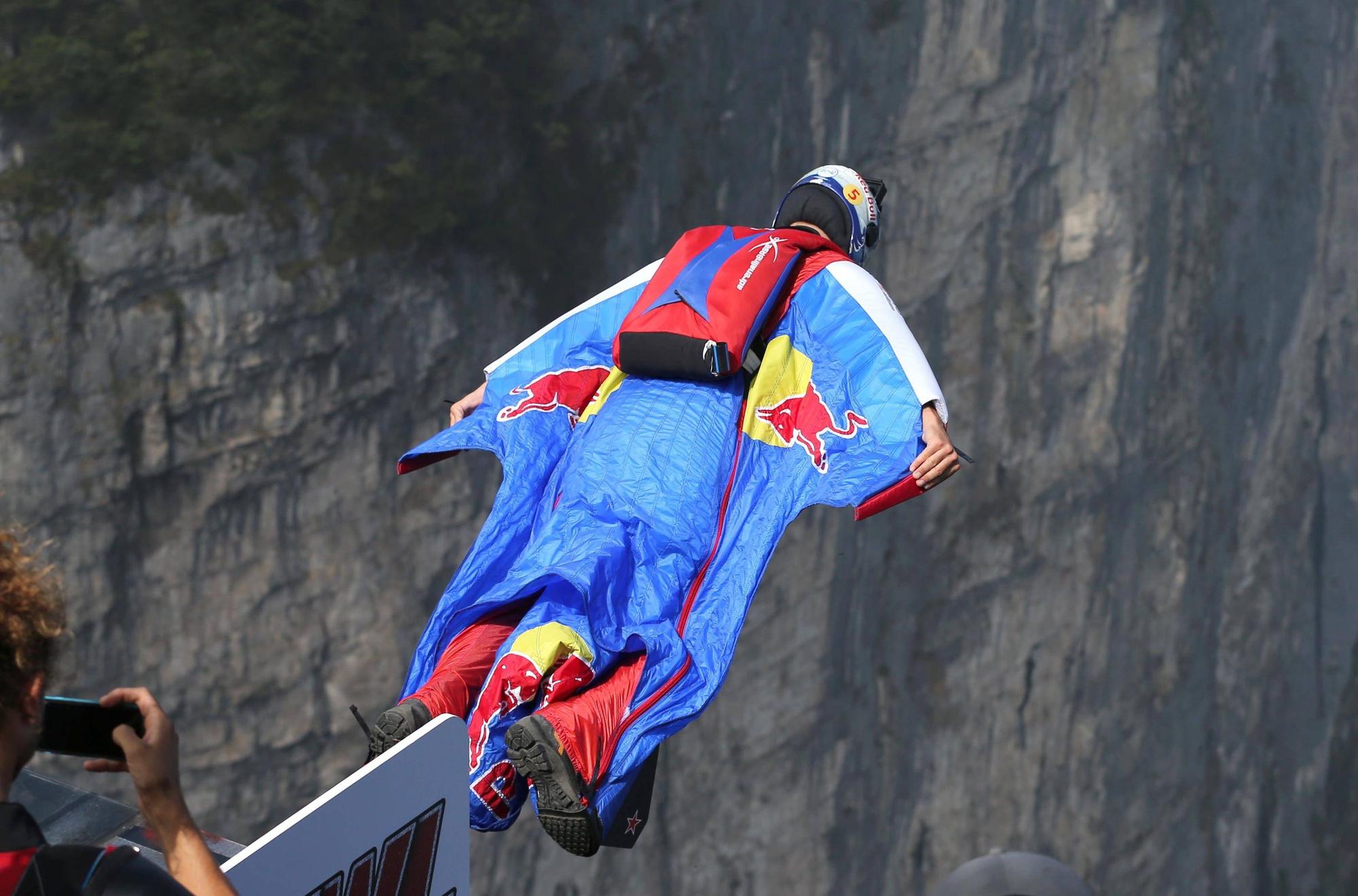 Ein Wingsuit-Flieger springt von einer hohen Stelle.