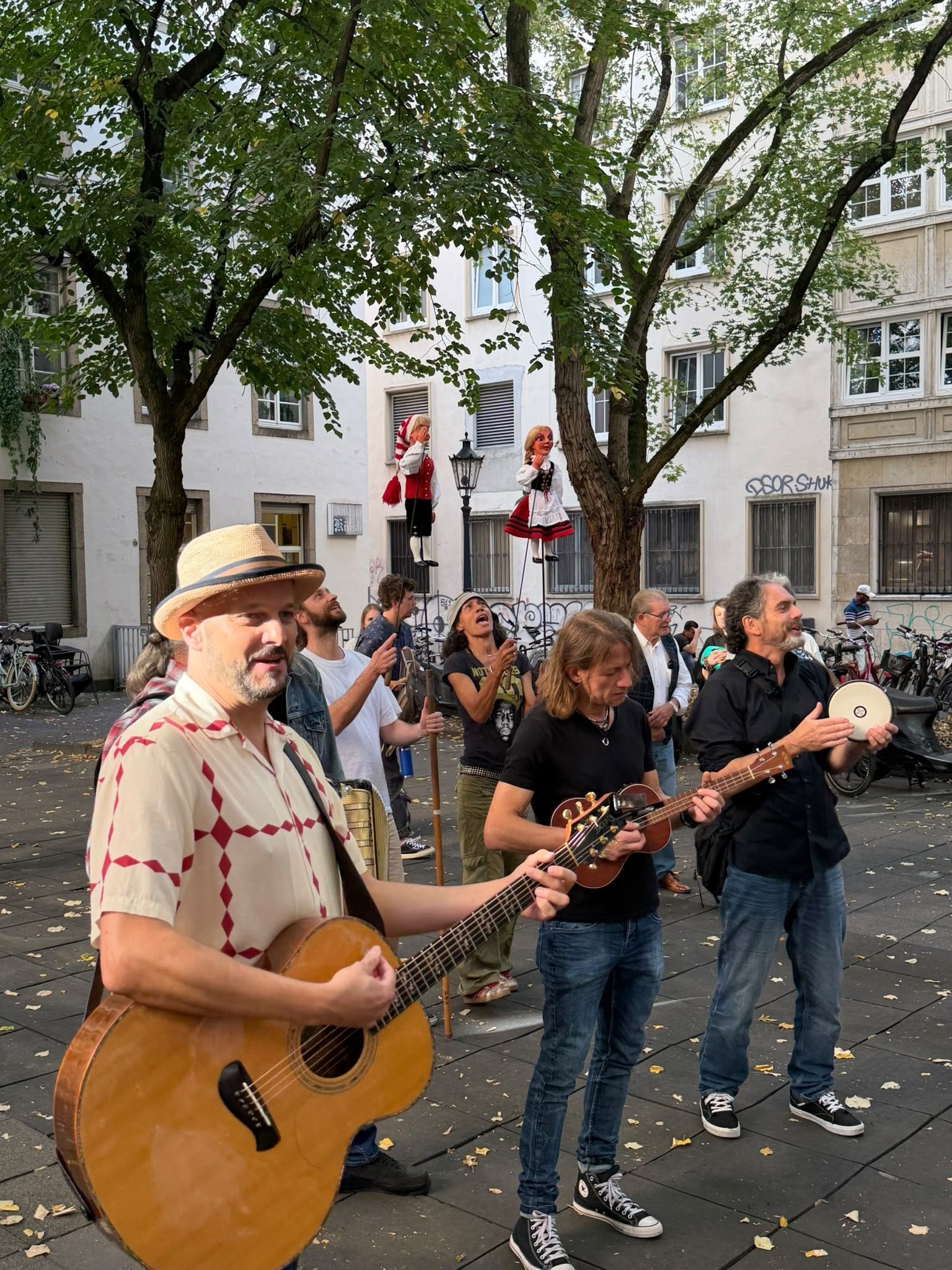Die Bläck Fööss spielen vor dem Hänneschen-Theater.