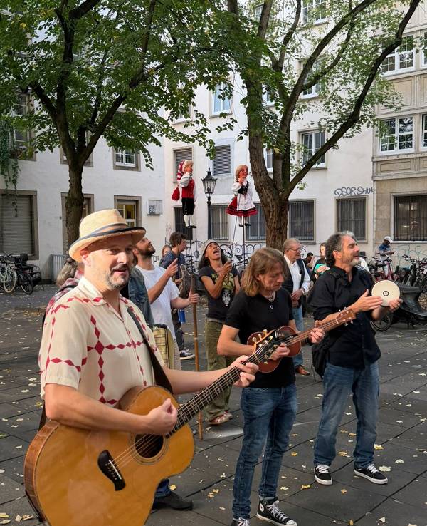 Die Bläck Fööss spielen vor dem Hänneschen-Theater.