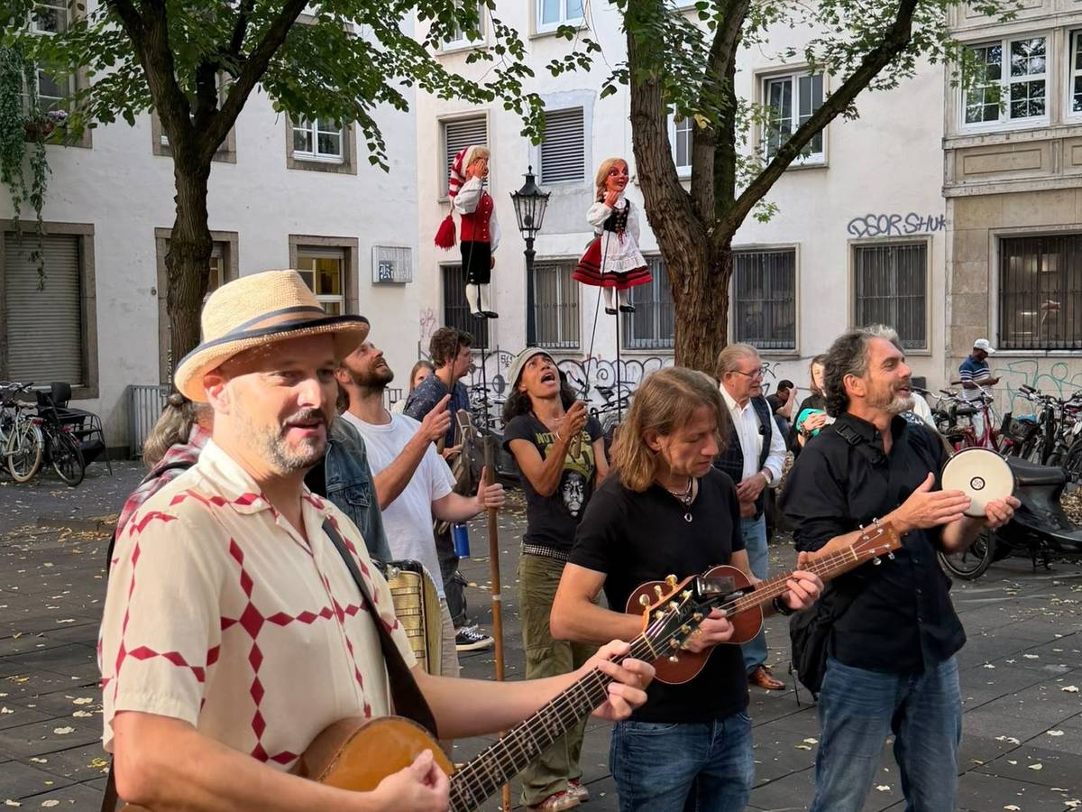 Die Bläck Fööss spielen vor dem Hänneschen-Theater.
