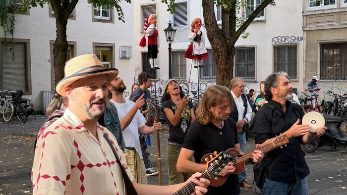Die Bläck Fööss spielen vor dem Hänneschen-Theater.
