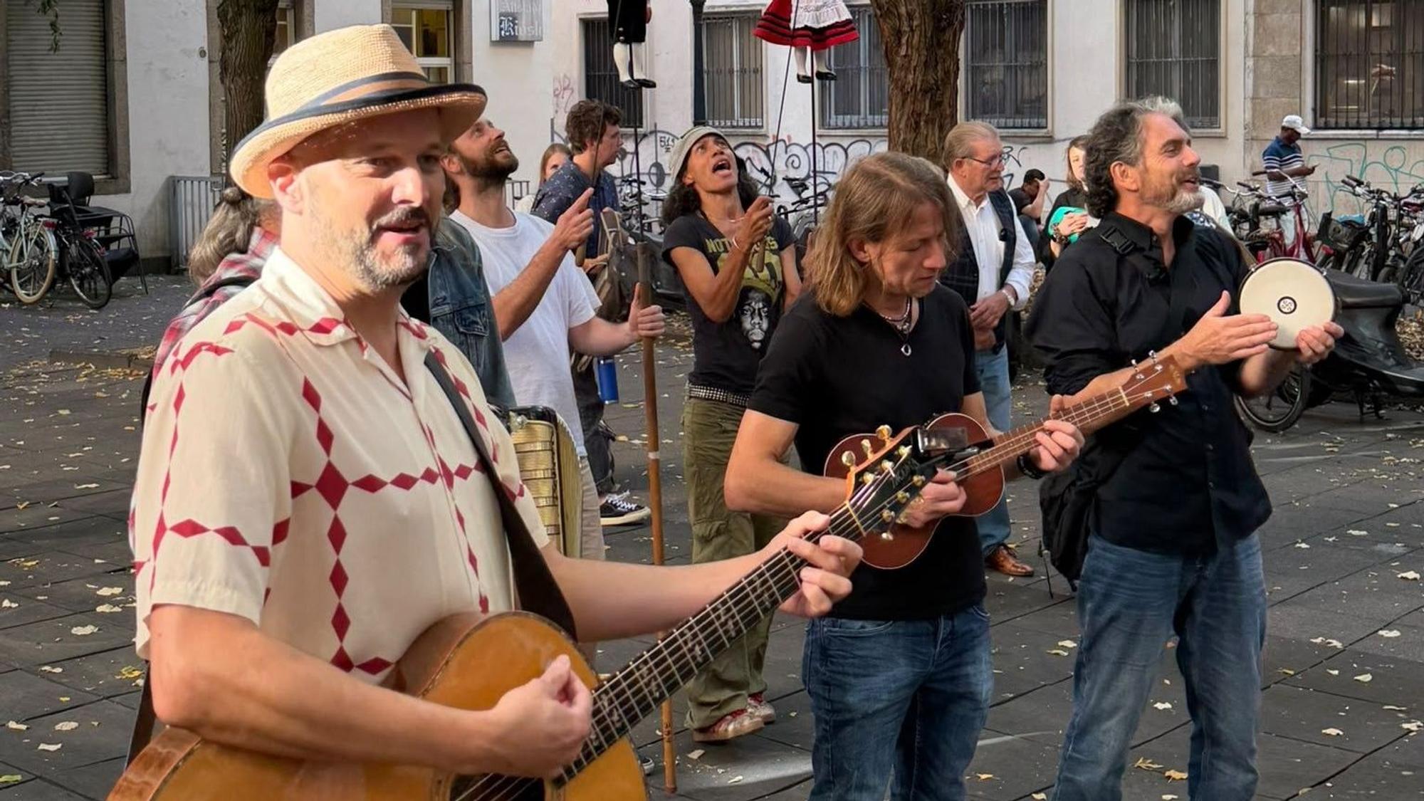 Die Bläck Fööss spielen vor dem Hänneschen-Theater.