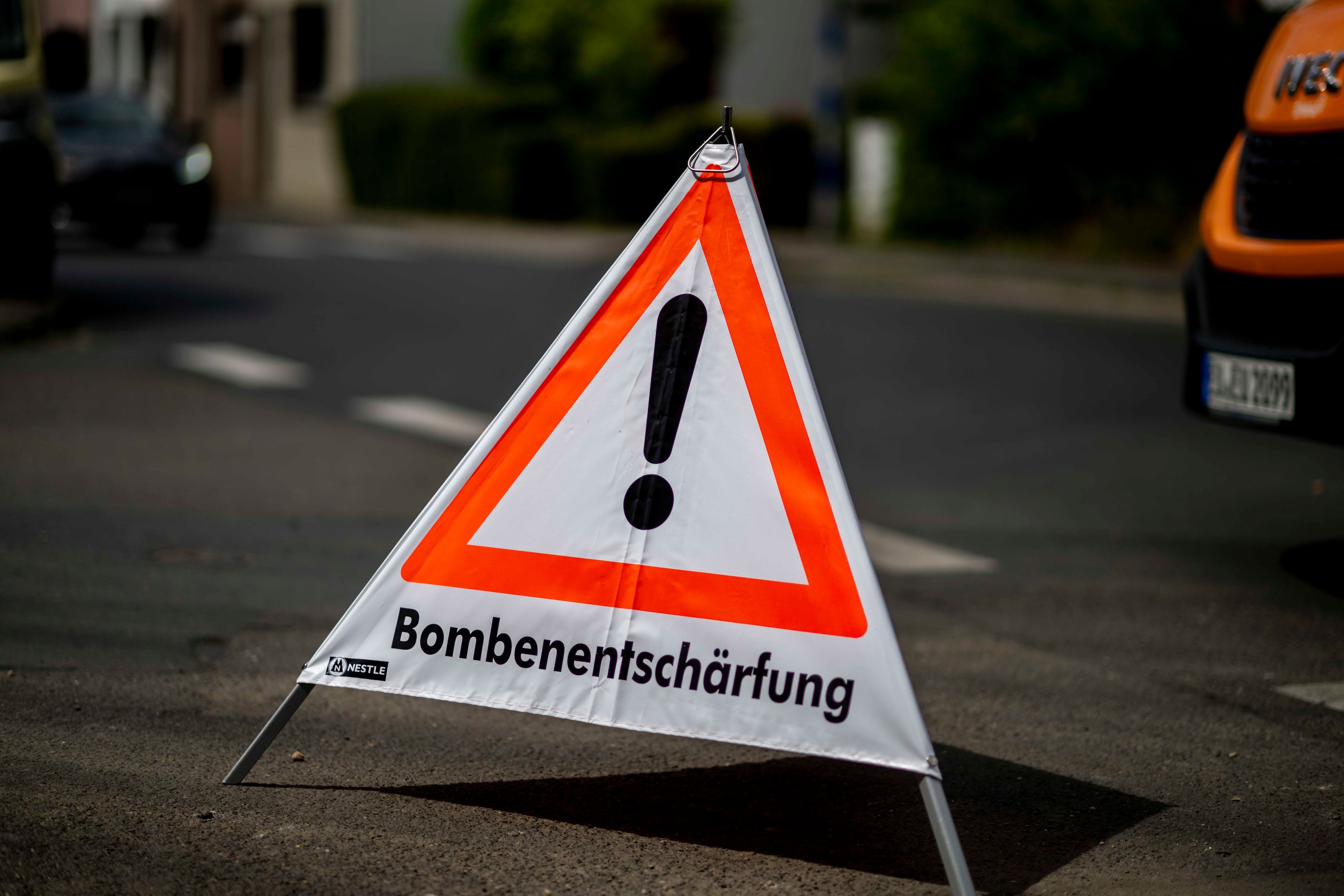 Ein Schild warnt vor einer Bombenentschärfung.