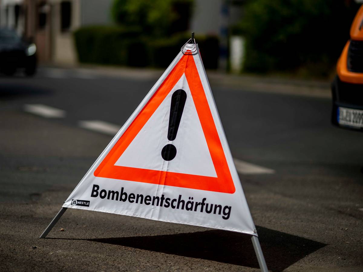 Ein Schild warnt vor einer Bombenentschärfung.