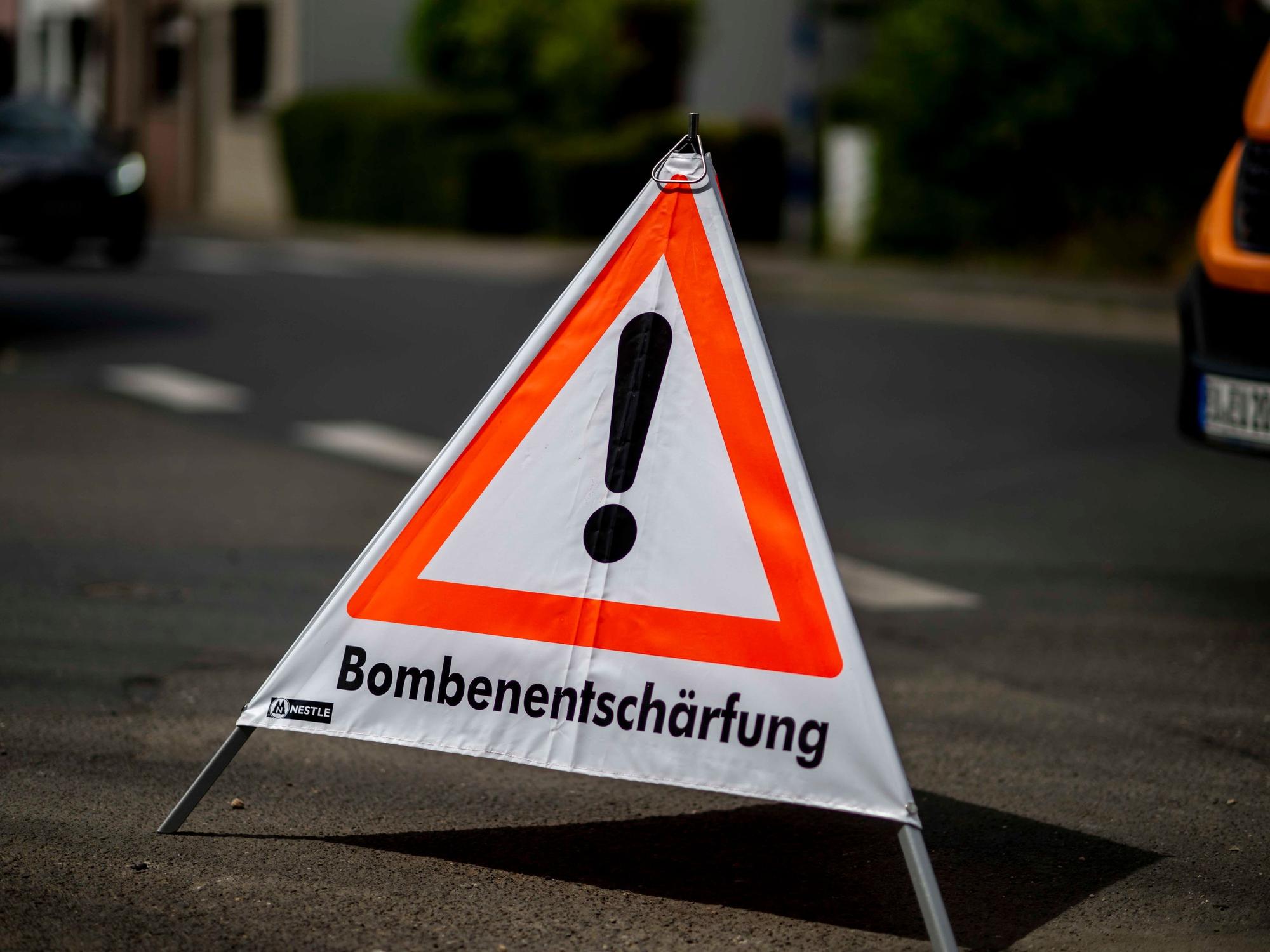 Ein Schild warnt vor einer Bombenentschärfung.
