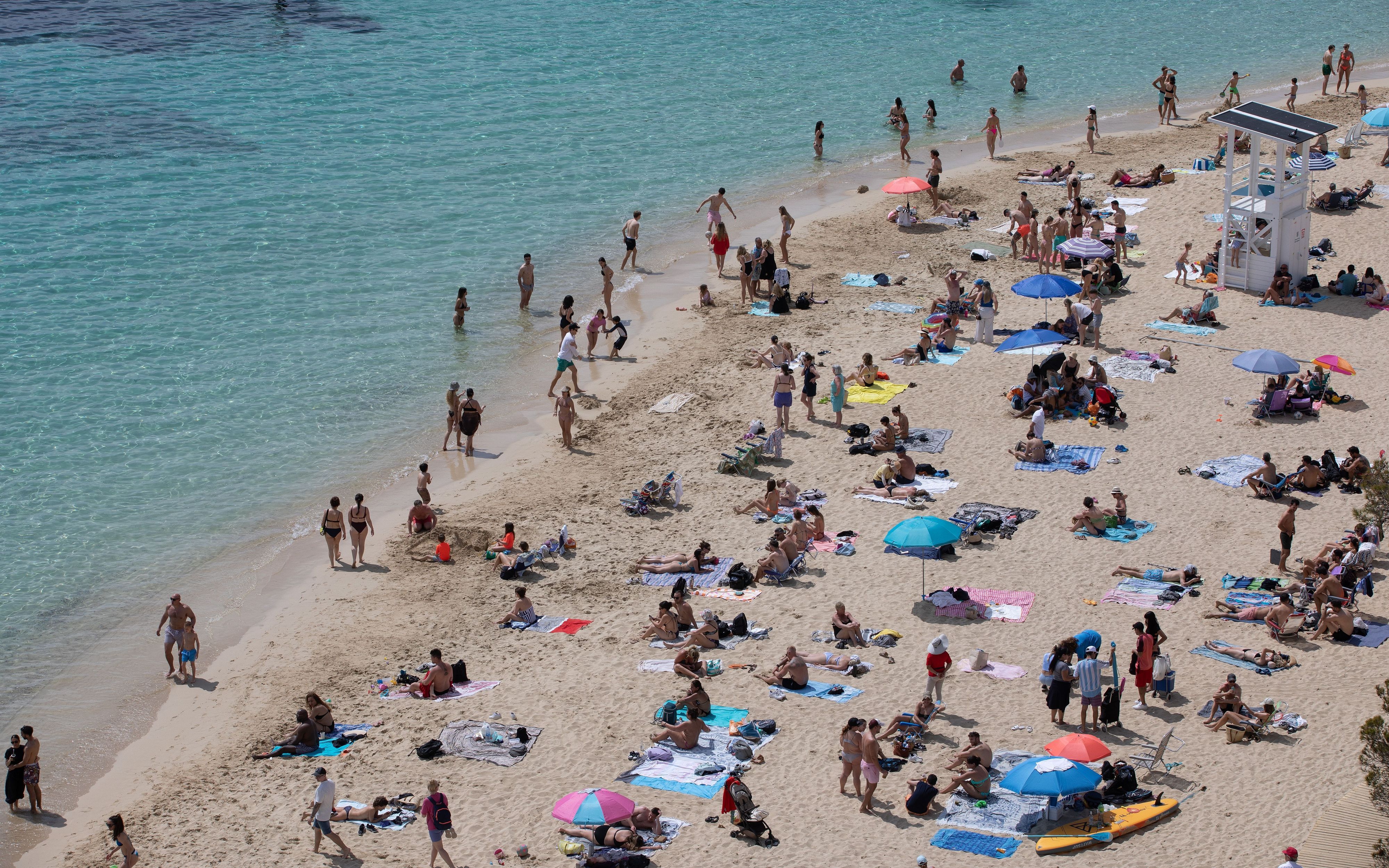 Menschen am Strand von Portals Nous.