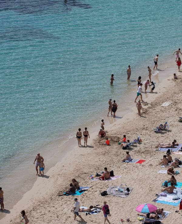 Menschen am Strand von Portals Nous.
