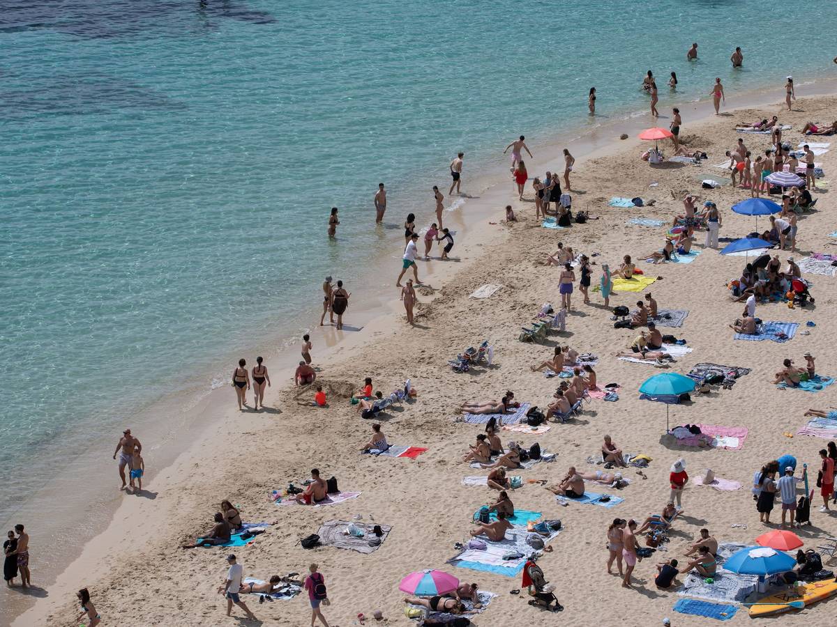 Menschen am Strand von Portals Nous.