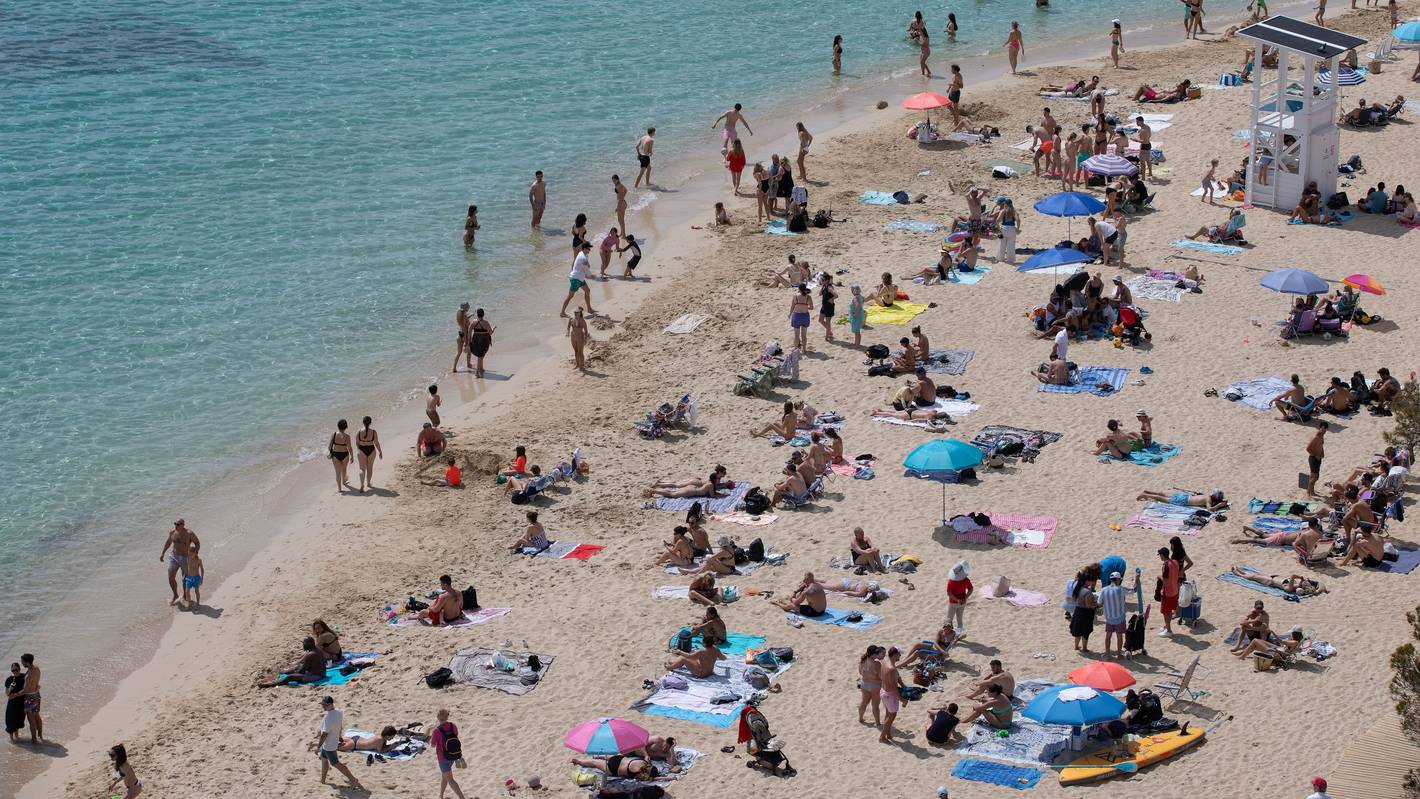 Menschen am Strand von Portals Nous.