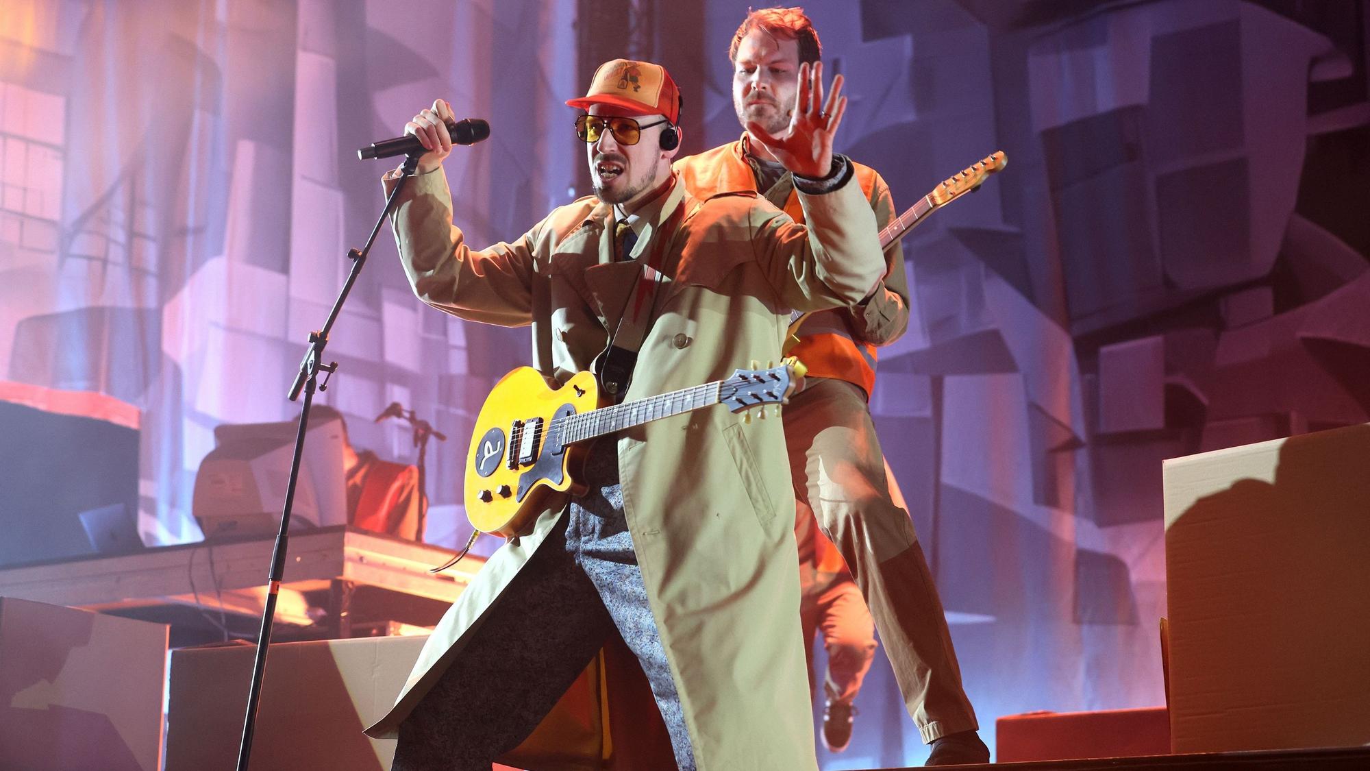 Alligatoah beim Konzert auf der Bühne.
