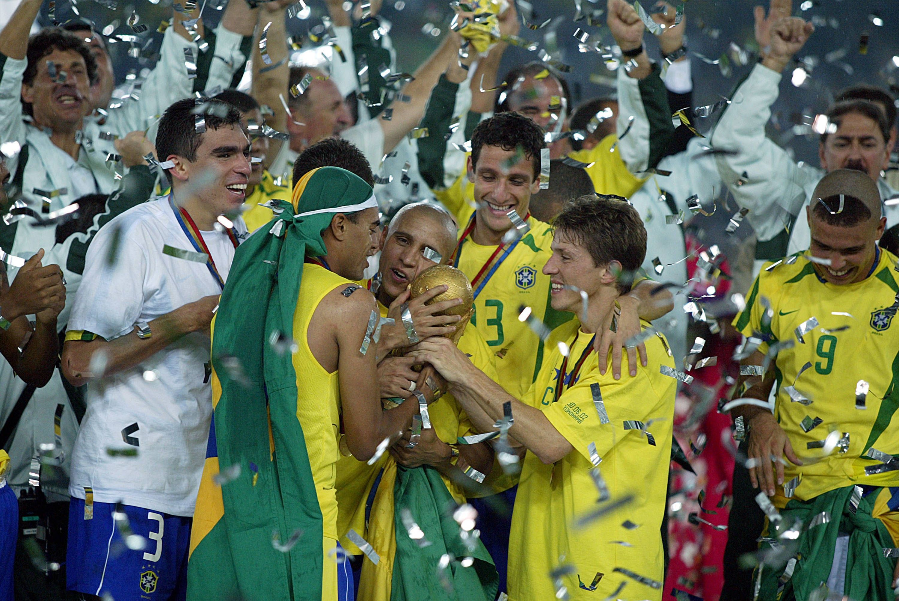 Brasiliens Lucio und Roberto Carlos mit dem WM-Pokal.