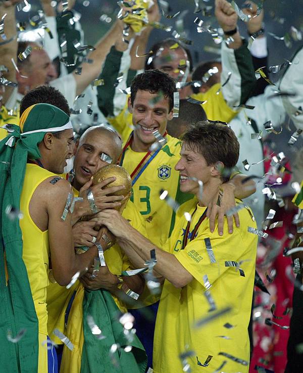 Brasiliens Lucio und Roberto Carlos mit dem WM-Pokal.