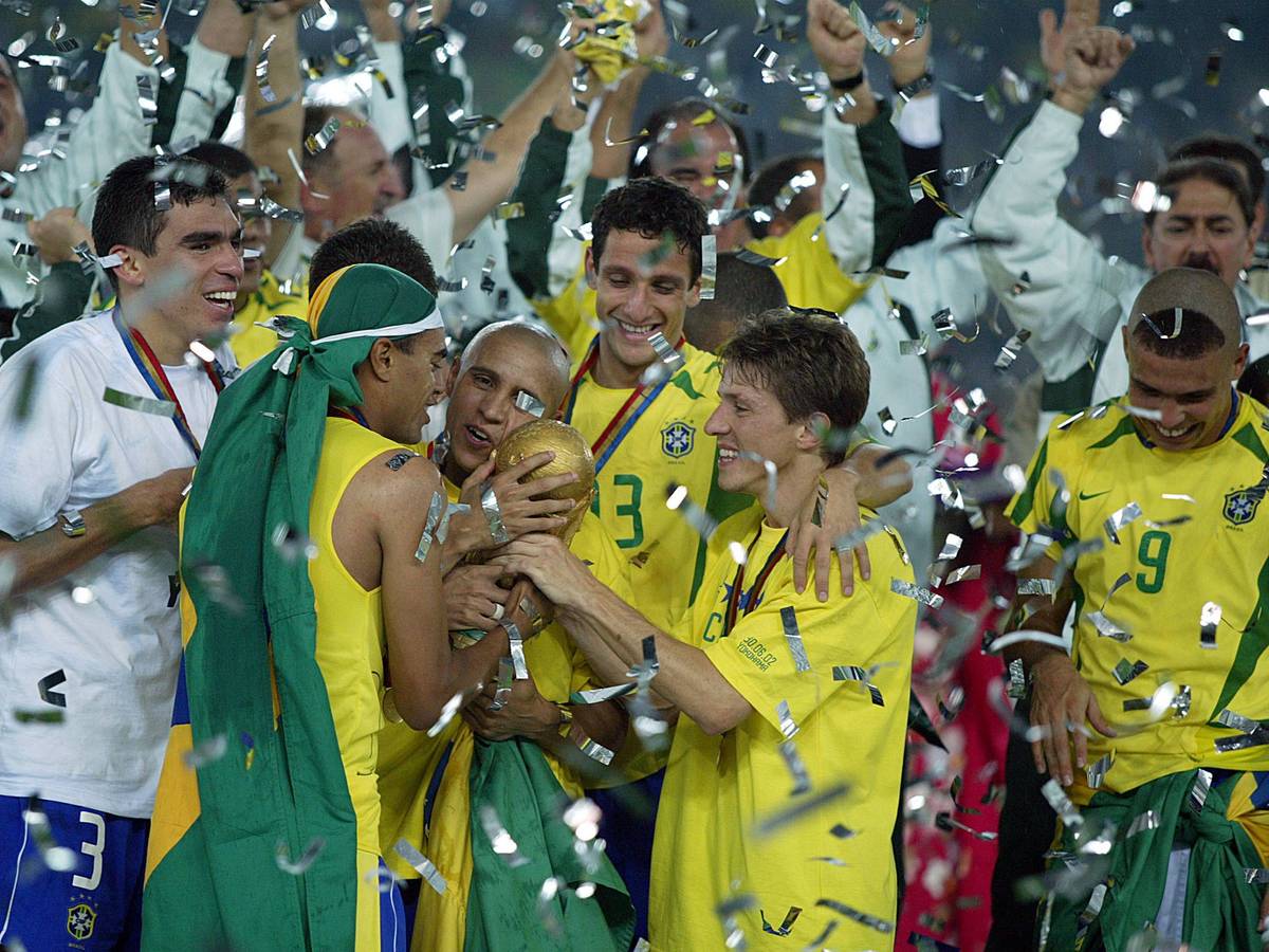 Brasiliens Lucio und Roberto Carlos mit dem WM-Pokal.