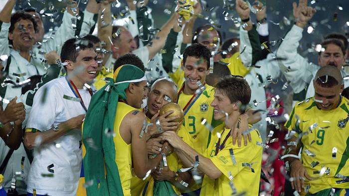 Brasiliens Lucio und Roberto Carlos mit dem WM-Pokal.