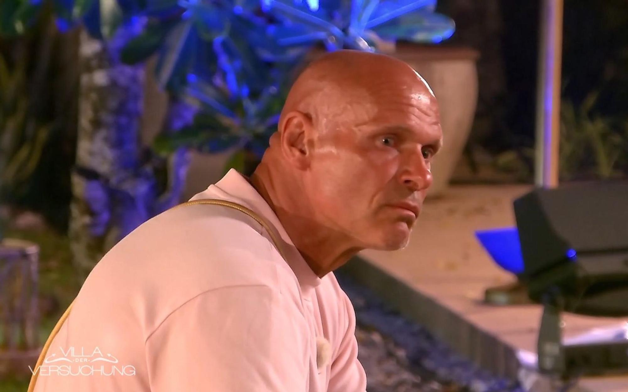 Thorsten Legat sorgt mit einer Aktion im Finale für Kopfschütteln. (Bild: Joyn)