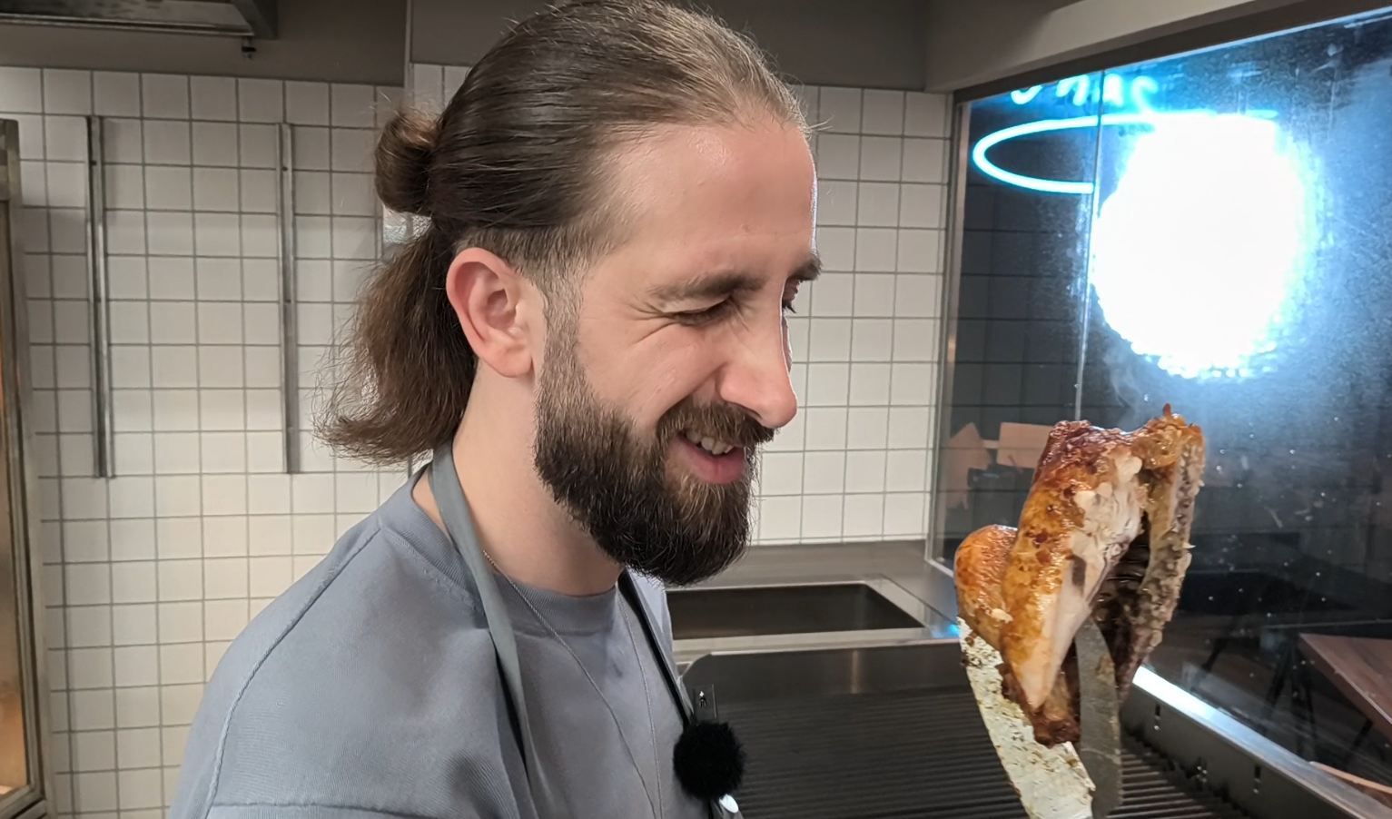 Omar Nhas in seiner Chicken-Filiale in Köln. Jetzt hat er zum ersten Mal über seinen Umsatz gesprochen.