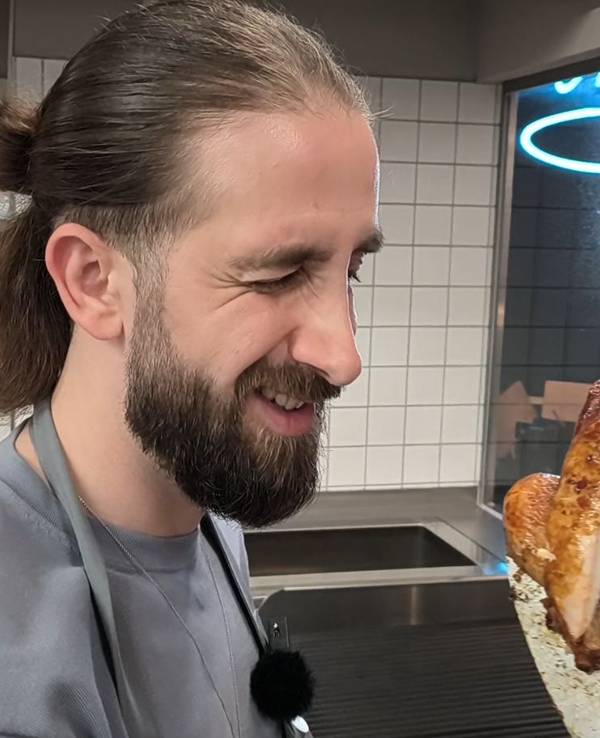 Omar Nhas in seiner Chicken-Filiale in Köln. Jetzt hat er zum ersten Mal über seinen Umsatz gesprochen.