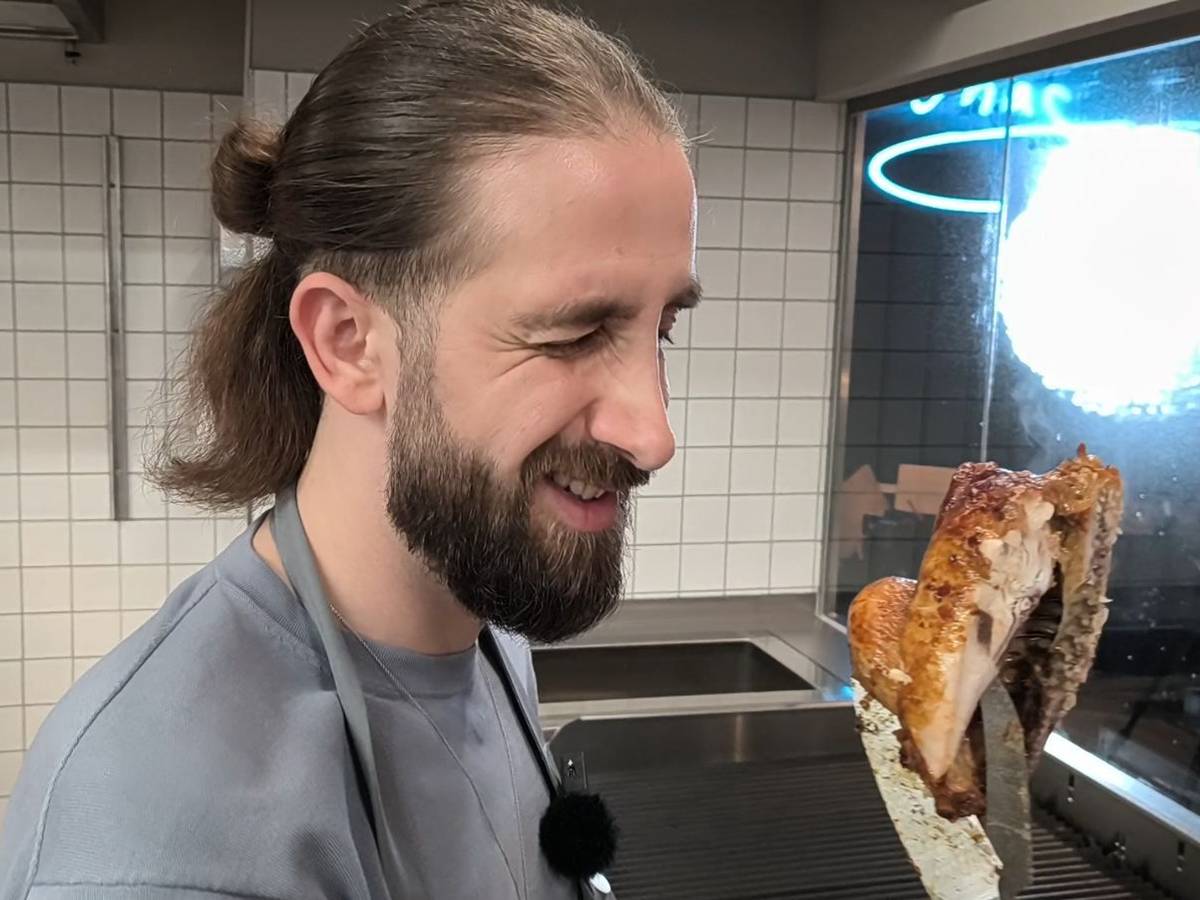 Omar Nhas in seiner Chicken-Filiale in Köln. Jetzt hat er zum ersten Mal über seinen Umsatz gesprochen.