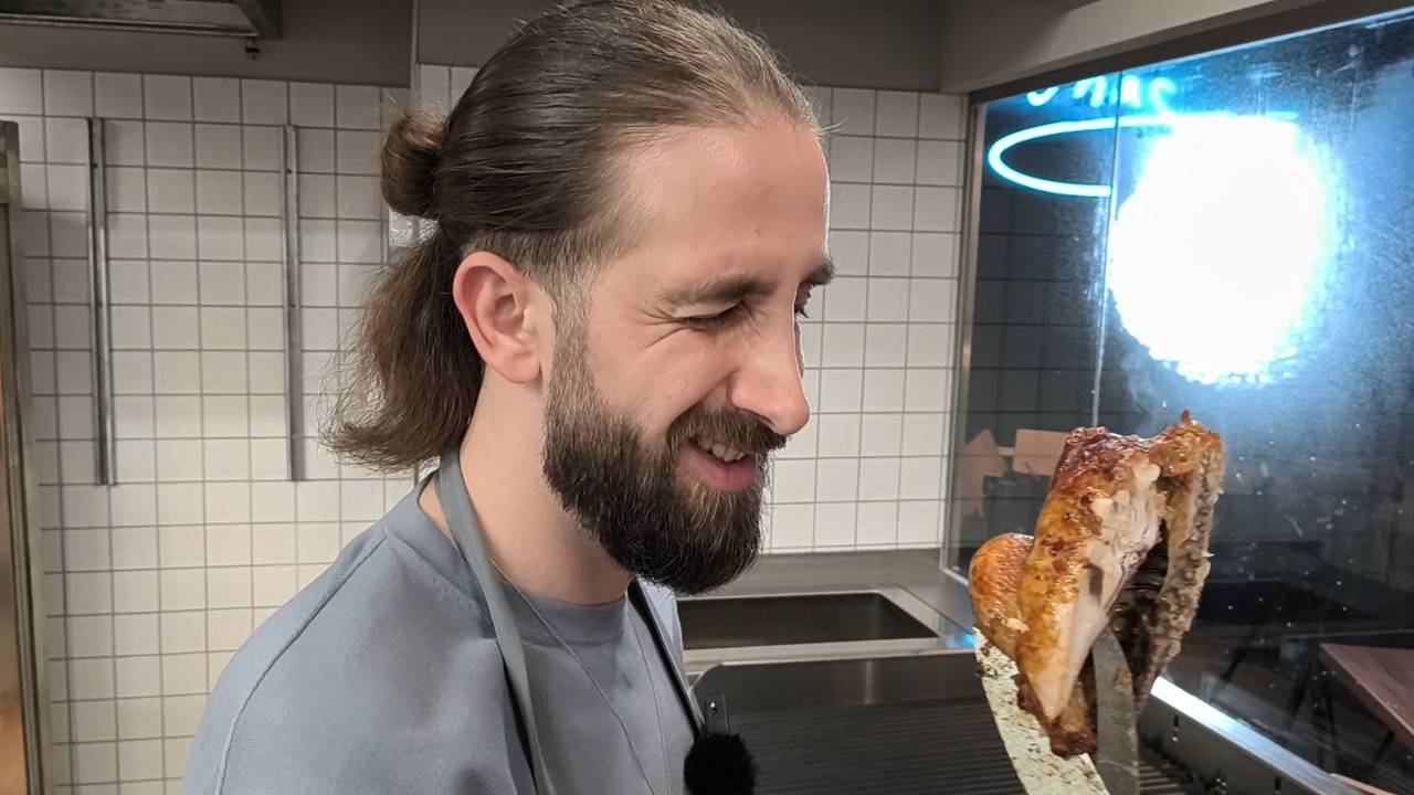 Omar Nhas in seiner Chicken-Filiale in Köln. Jetzt hat er zum ersten Mal über seinen Umsatz gesprochen.